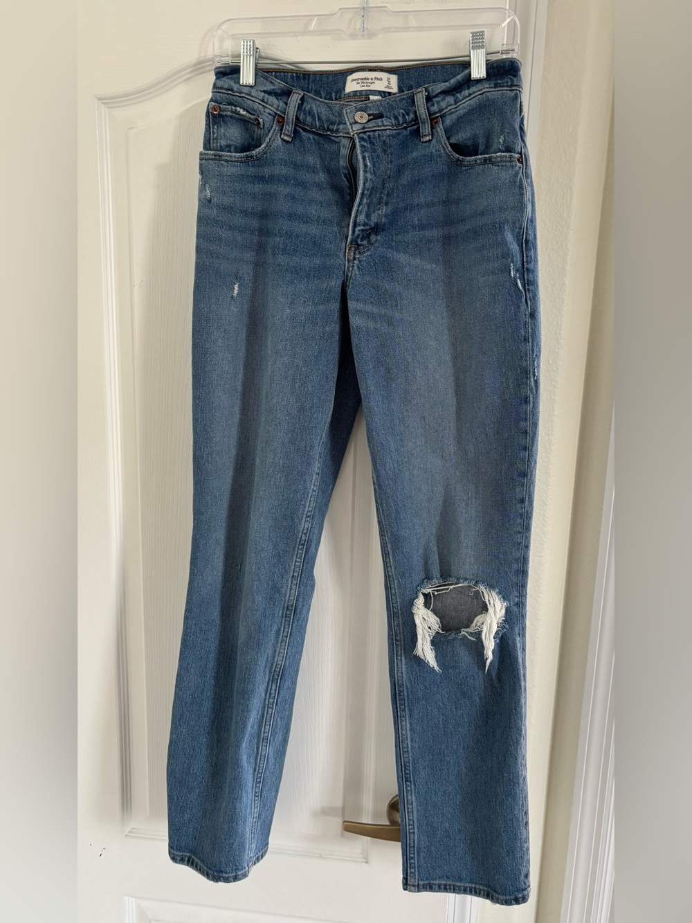 Women’s Abercrombie & Fitch Straight Leg Distressed Blue Jeans. Size 4